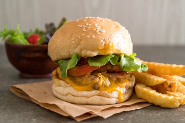 Ev yapımı taze lezzetli burger Close-Up 