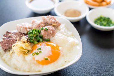 domuz eti ve yumurta ile pirinç lapası