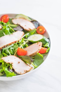 Karışık ızgara tavuk salatası