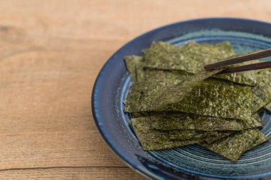 plaka üzerinde kurutulmuş yosun