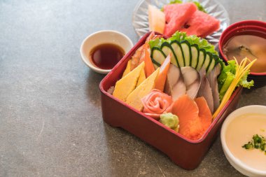 Pirinç bento kutusunda Ham taze sashimi