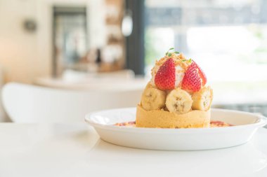 sıcak kek krem, çilek, muz ve tanımlama bilgisi ile harap 