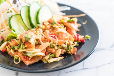 taze somon çiğ baharatlı salata