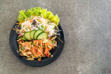 taze somon çiğ baharatlı salata