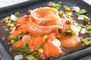 taze somon çiğ baharatlı salata