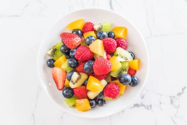 karışık taze meyve (çilek, ahududu, yaban mersini, kivi, mang