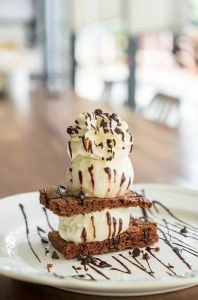 vanilyalı dondurma ile çikolatalı kek