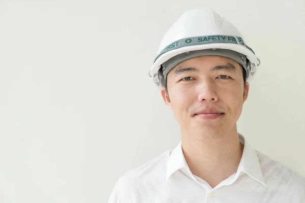 Joven ingeniero asiático con casco duro de seguridad blanco —  Fotos de Stock