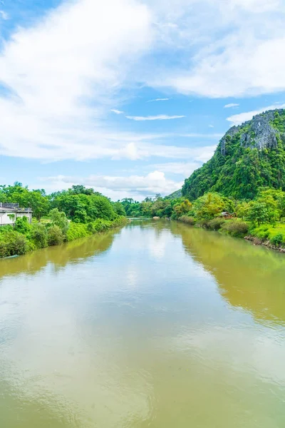 Vang Vieng, Laos nehirde Nam şarkı