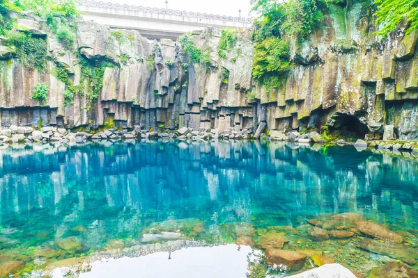 Cheonjeyeon wasserfälle in jeju isaland — Stockfoto