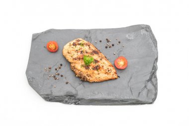 Kayrak plaka üzerinde ızgara tavuk fileto