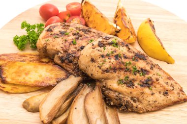 Ahşap tahta üzerinde sebzeli ızgara tavuk biftek 