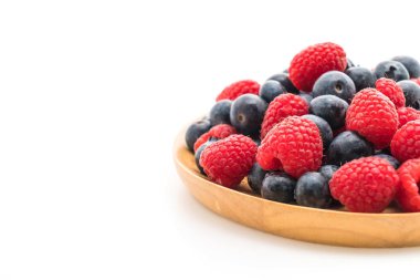 taze yaban mersini ve rasberry beyaz