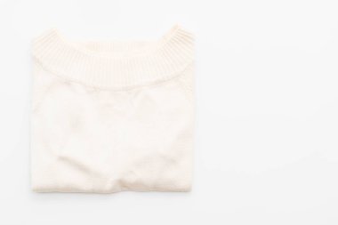 gömlek. beyaz üzerine katlanmış t-shirt 