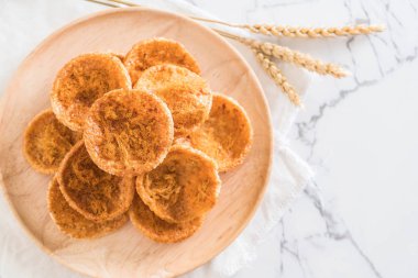 kurutulmuş rendelenmiş domuz etinin pirinç kraker