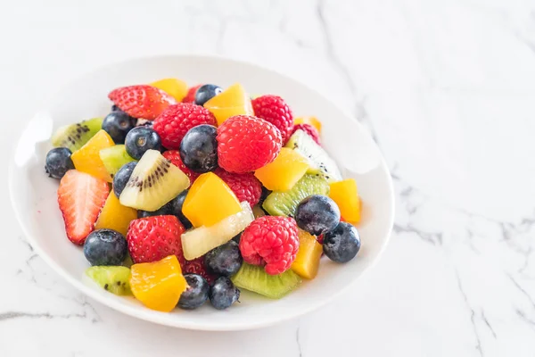 Blandad färsk frukt (jordgubbar, hallon, blåbär, kiwi, mang — Stockfoto