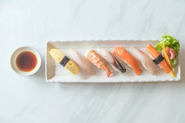 Ham ve taze nigiri suşi beyaz plaka 