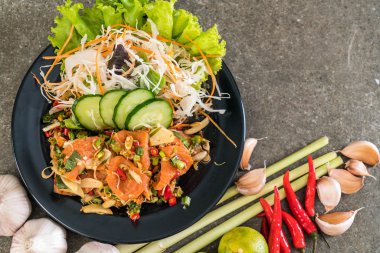 taze somon çiğ baharatlı salata