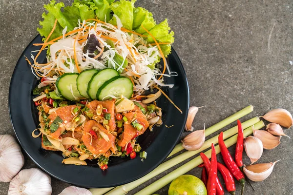 taze somon çiğ baharatlı salata