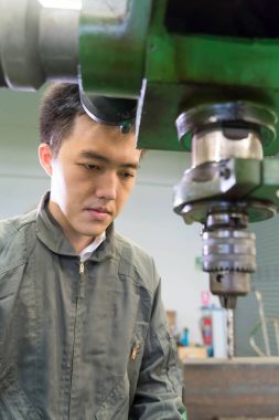 Elektrik mühendisi bir robot makine ile çalışma