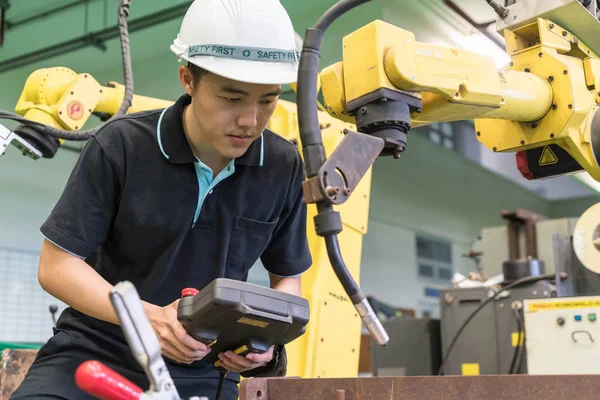 Elektrik mühendisi bir robot makine ile çalışma
