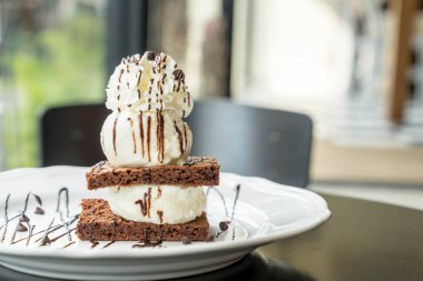 vanilyalı dondurma ile çikolatalı kek