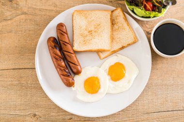 sosis ve ekmek ile kızarmış yumurta