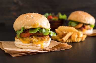 Ev yapımı taze lezzetli burger Close-Up 