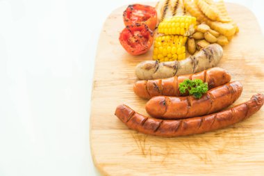 ızgara sosis mix sebze ve patates kızartması ile