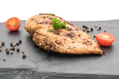 Kayrak plaka üzerinde ızgara tavuk fileto