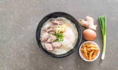 domuz eti ve yumurta ile pirinç lapası