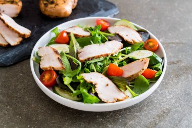 Karışık ızgara tavuk salatası