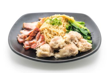 Yumurta noodle kırmızı kızarmış domuz, gevrek domuz eti ve köfte ile