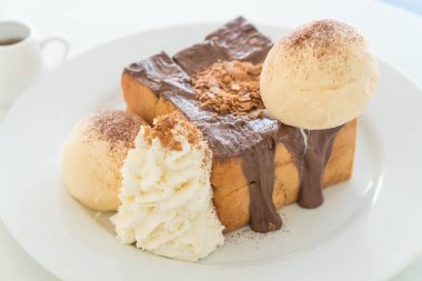 Bal tost vanilyalı dondurma ve çikolata ile