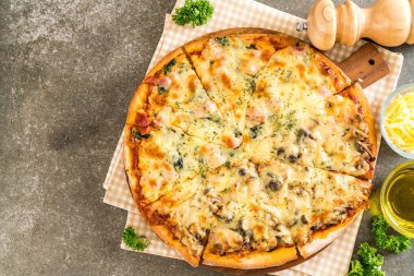  Ispanaklı ve mantarlı pizza