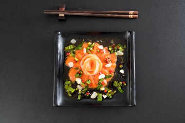 taze somon çiğ baharatlı salata