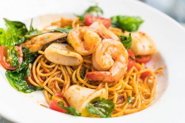 tavada kızartılmış Baharatlı deniz mahsulleri spagetti 