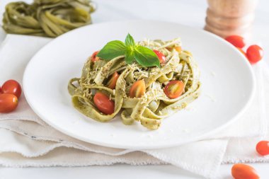 ıspanak fettuccine domates ile