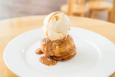 vanilyalı dondurma ve karamel soslu çıtır börek