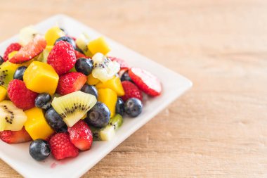 karışık taze meyve (çilek, ahududu, yaban mersini, kivi, mang