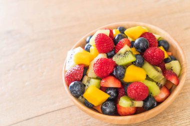 karışık taze meyve (çilek, ahududu, yaban mersini, kivi, mang