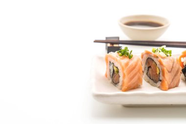 ızgara somon suşi roll - Japon gıda tarzı