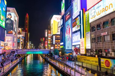 Osaka, Japonya - 19 Kasım 2016: Bir grup insan shopp için yürüyüş