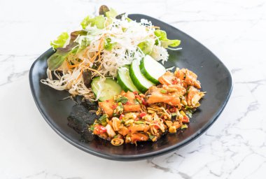 Kızarmış somon baharatlı salata