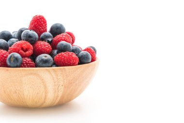 taze yaban mersini ve rasberry beyaz