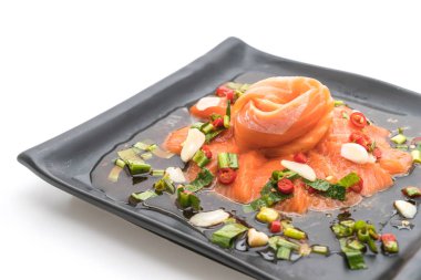 taze somon çiğ baharatlı salata