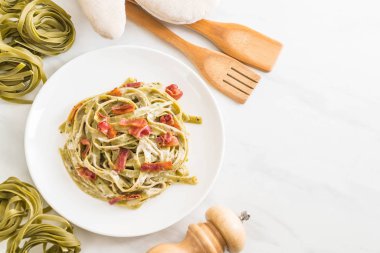 ıspanak fettuccini makarna pastırma ile