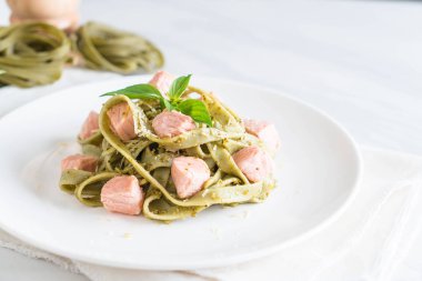 ıspanak fettuccine somon ile