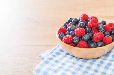 taze yaban mersini ve rasberry 