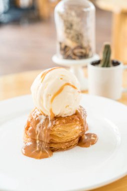 vanilyalı dondurma ve karamel soslu çıtır börek